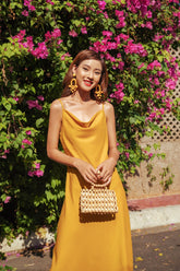 Robe nuisette en soie coupée en biais avec encolure bénitier et ourlet midi